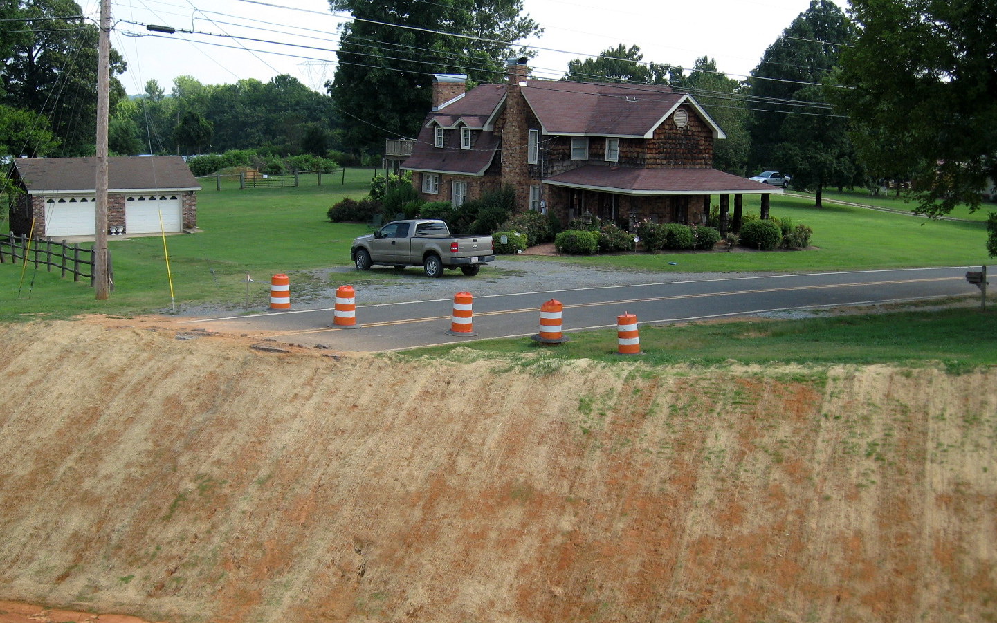 Photo showing houses close to the freeway right-of-way along the former Banner 
Whitehead Rd alignment in Aug. 2012