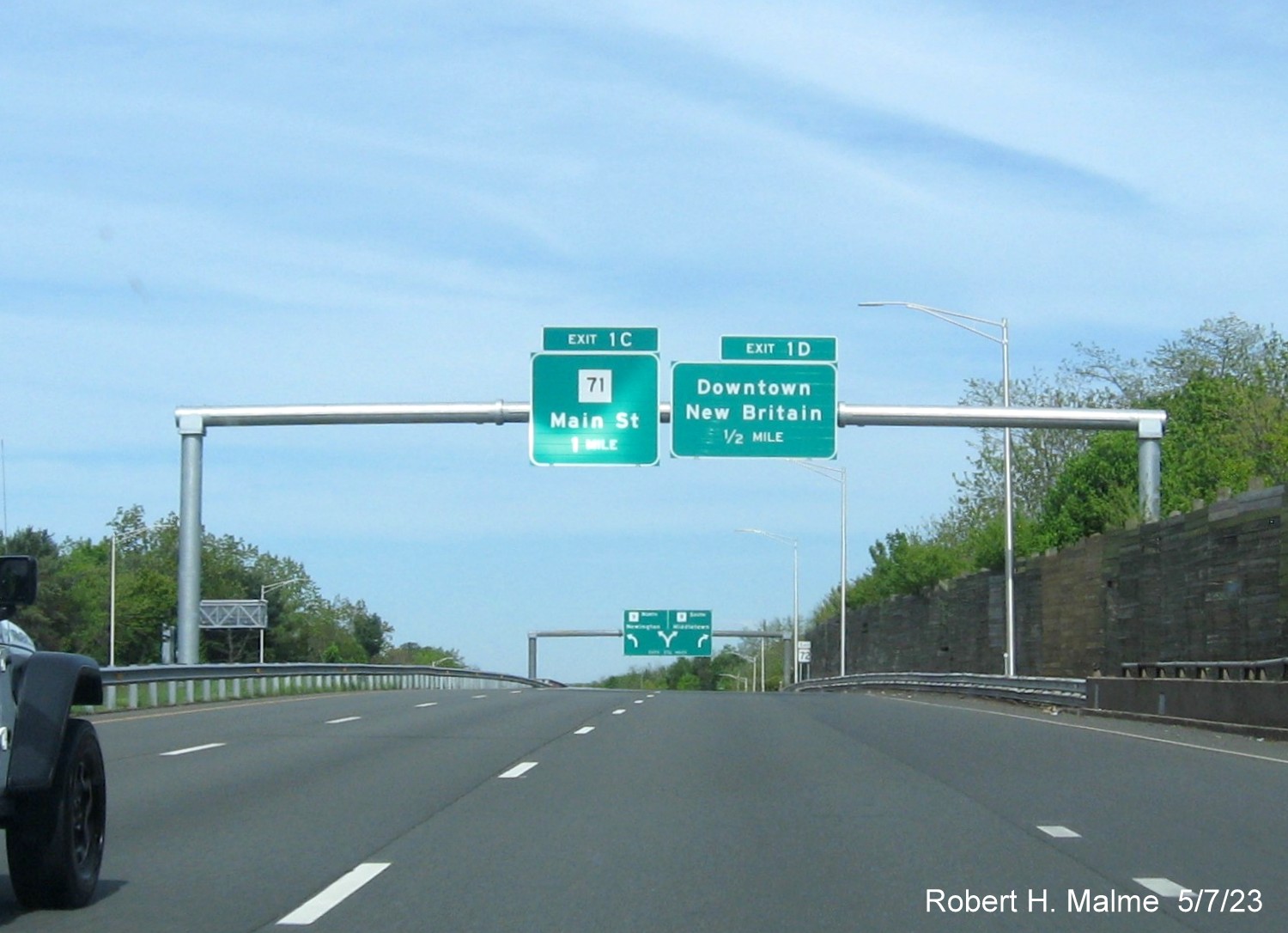 Image of overhead advance signage for CT 71 and Downtown New Britain exits with new milepost based exit numbers on CT 72 East, May 2023