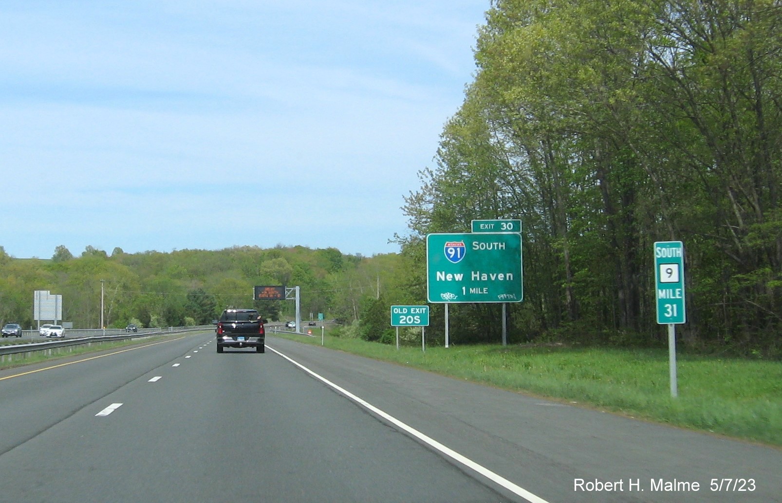 Image of ground mounted 1 mile advance sign for I-91 South exit with new milepost based exit number and separate Old Exit 20S sign on CT 9 South in Cromwell, May 2023
