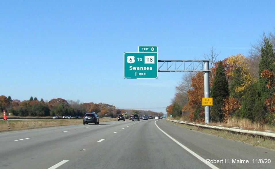 Image of 1-mile advance overhead sign for US 6 exit with new milepost based exit numbers and yellow old exit number sign on support post on I-195 West in Swansea, November 2020