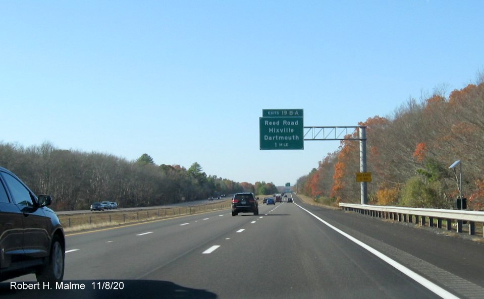 Image of 1-mile advance for Reed Road exit with new milepost based exit number and yellow old exit number tab on support on I-195 West in Dartmouth, November 2020