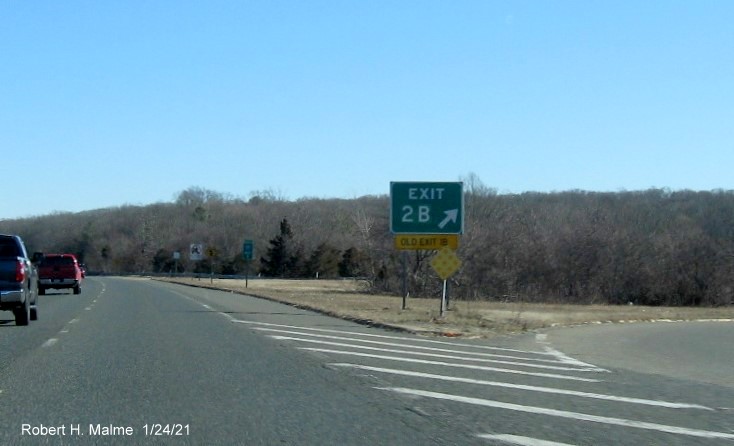Image of gore sign at US 1 North exit with new milepost based exit number and yellow Old Exit 1B sign below on I-295 North in North Attleborough, January 2021
