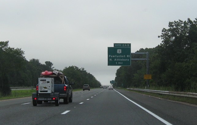 Image of 1 mile advance overhead sign for US 1 exits with new milepost based exit numbers and yellow Old Exits 1 A/B sign on support on I-295 North in Attleboro, July 2021