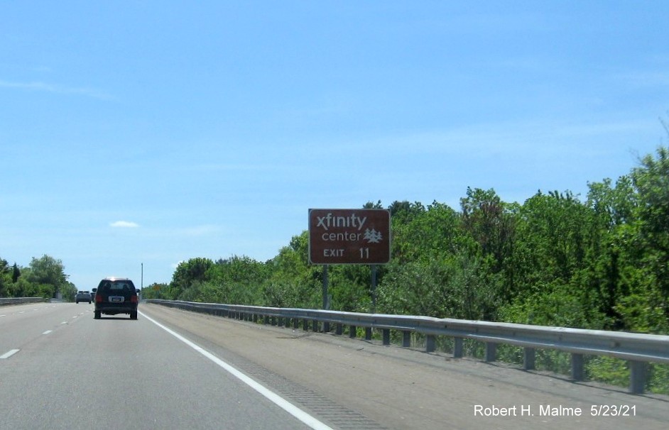 Image of brown auxiliary sign for MA 140 exits with old sequential exit number on I-495 South in Mansfield, May 2021