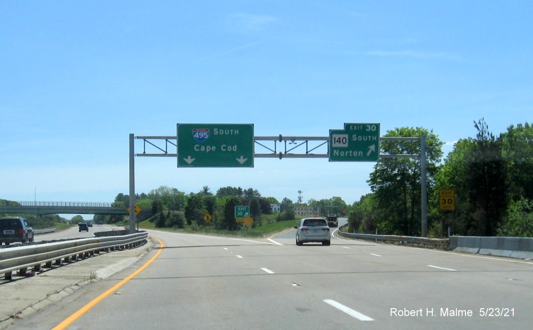 Image of overhead C/D ramp sign for MA 140 South exit with new milepost based exit number on I-495 South in Mansfield, May 2021
