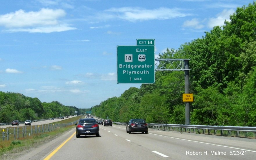 Image of 1 mile advance sign for MA 18 East US 44 exit with new milepost based exit number and yellow Old Exit 5 advisory sign on support on I-495 North in Middleboro, May 2021 