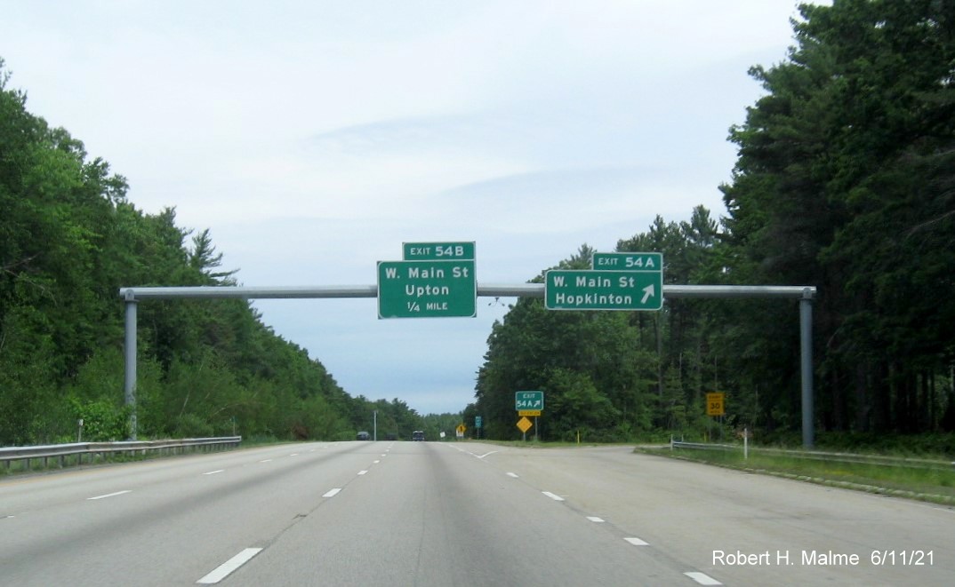 Image of overhead ramp sign for West Main Street exits with new milepost based exit numbers on I-495 North in Hopkinton, June 2021