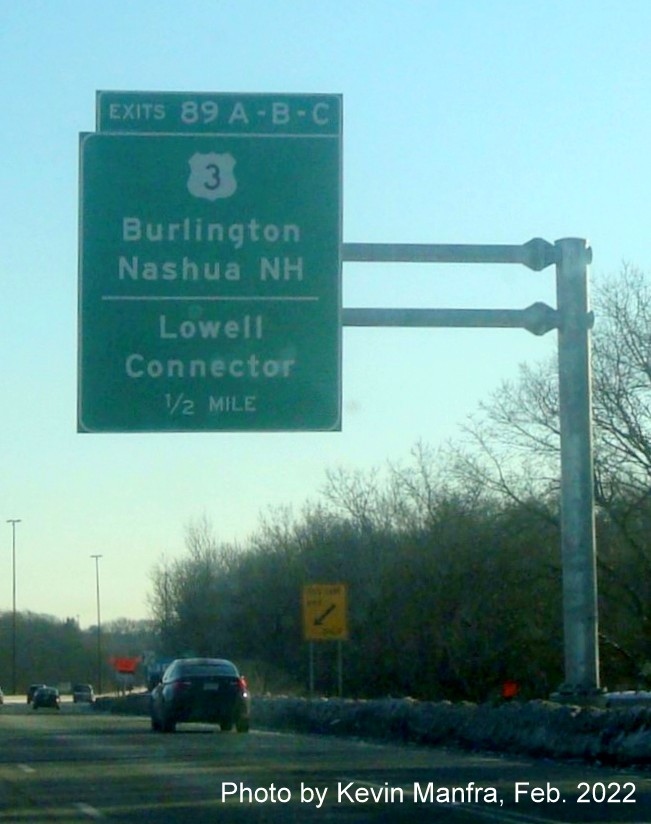 Image of recently placed 1/2 mile advance overhead sign for US 3/Lowell Connector exits on I-495 North in Chelmsford, by Kevin Manfra, February 2022