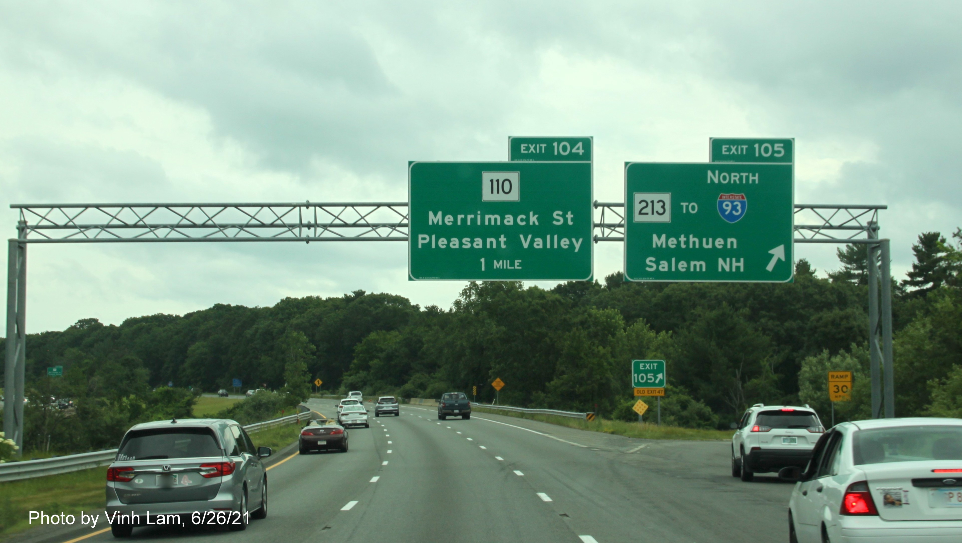 Image of overhead signage at ramp for MA 213 exit with new milepost based exit numbers on I-495 South in Lawrence, photo by Vinh Lam, June 2021