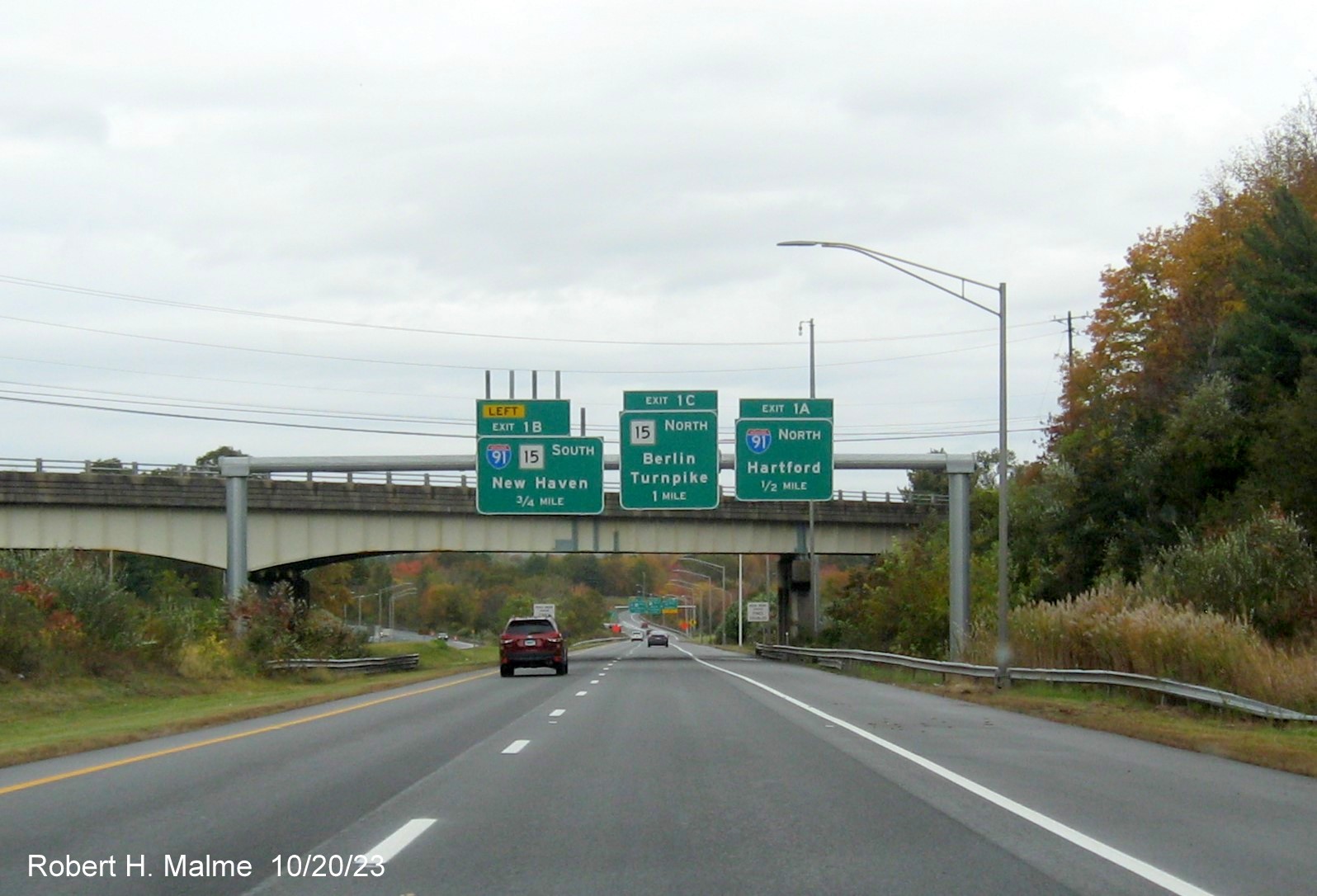 Image of new overhead signs approaching the I-91/CT 15 exits at the beginning of I-691 West in Meriden, October 2023