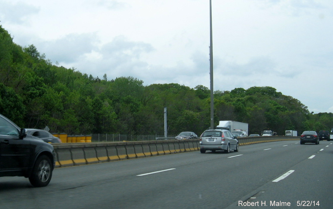 Image of support post for future 1/2 mile advance overhead sign for Exit 9 on I-93 North in Quincy