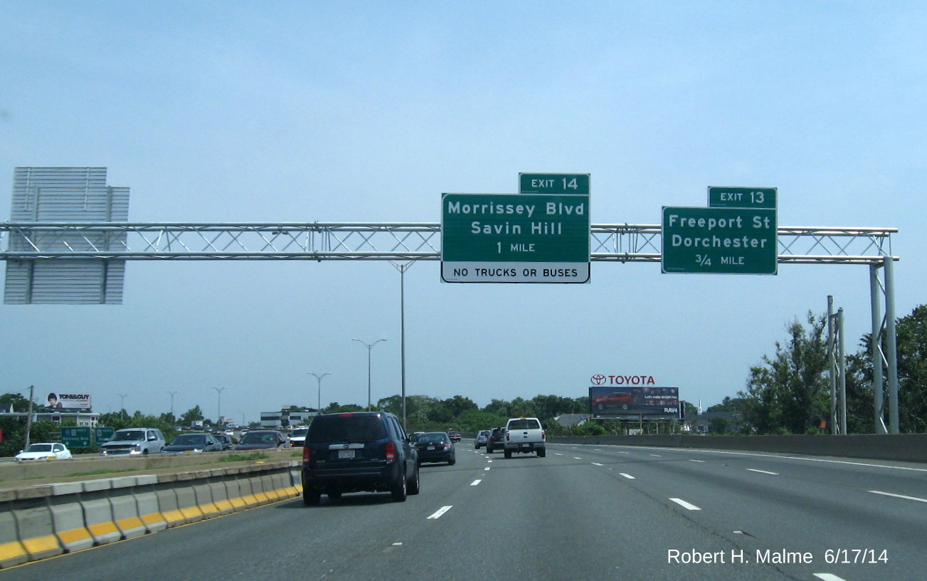 Image of advance overhead signage for Exits 13 and 14 on I-93 North in Boston