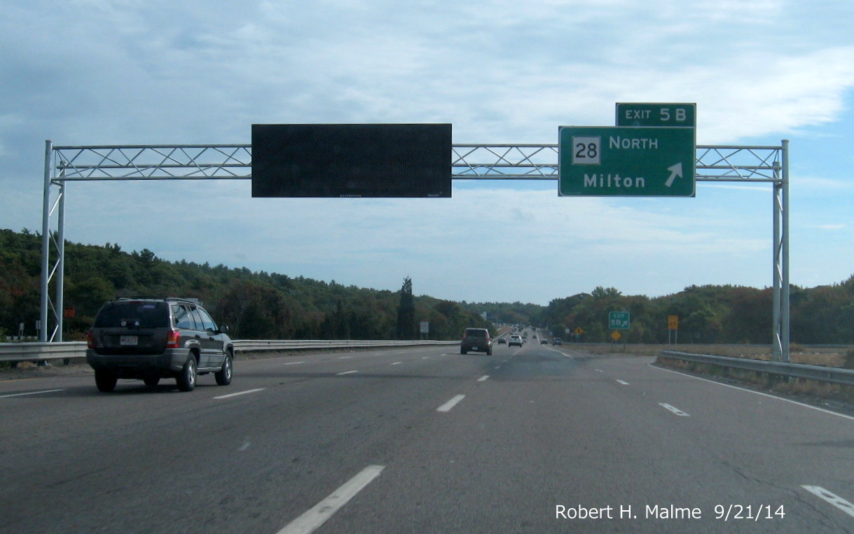 Image of newly placed overhead VMS and ramp signage for exit 5B on I-93 North in Randolph