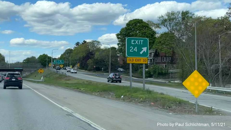 Image of gore sign for MA 28 Fellsway exit with new milepost based exit number and yellow Old Exit 33 sign attached below on I-93 North in Medford, by Paul Schlichtman, May 2021