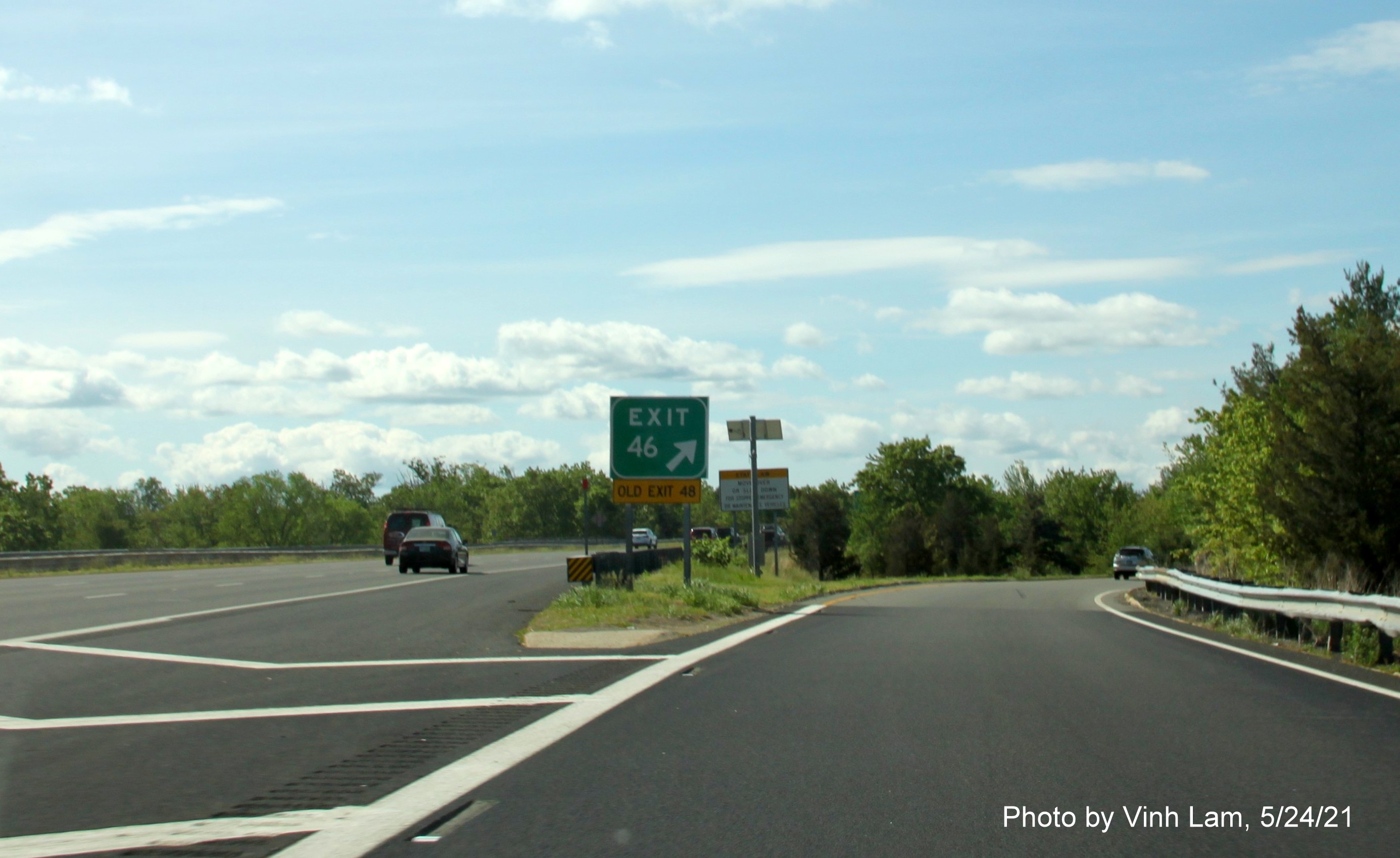 Image of gore sign for MA 213 exit with new milepost based exit number and yellow Old Exit 48 advisory sign attached below on I-93 South in Methuen, by Vinh Lam, May 2021