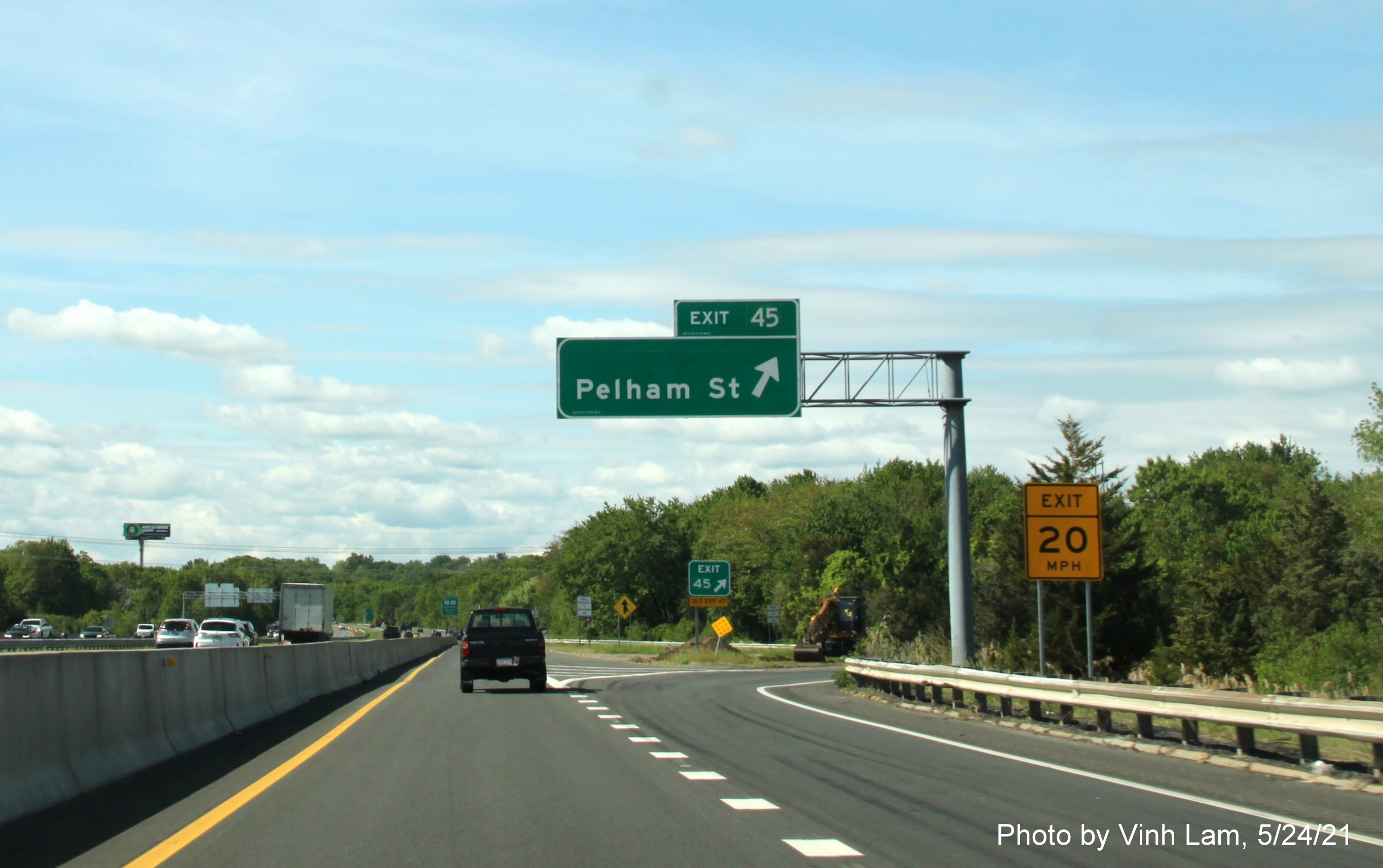 Image of overhead ramp sign for Pelham Road exit with new milepost based exit number on I-93 South in Methuen, by Vinh Lam, May 2021