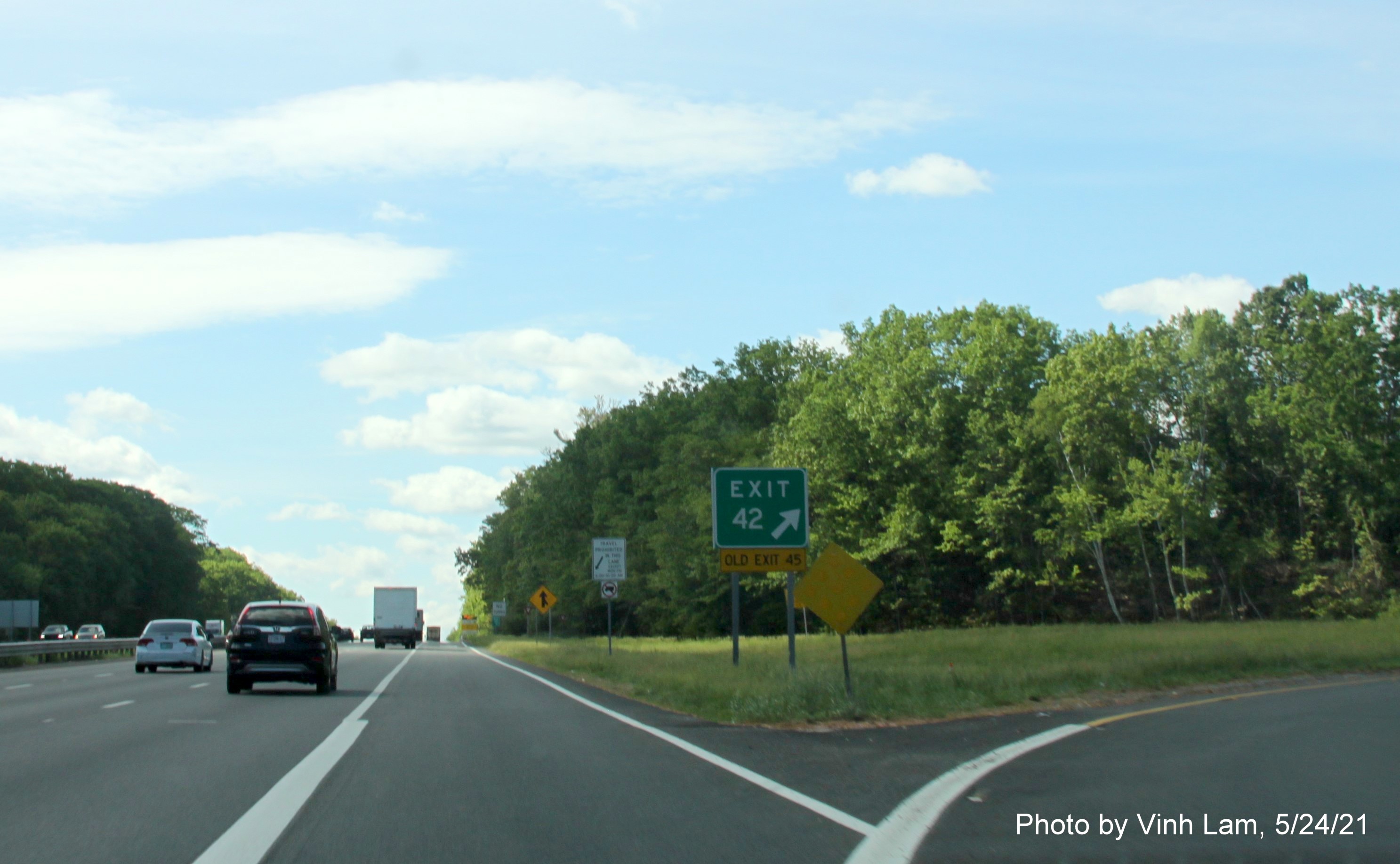 Image of gore sign for River Road exit with new milepost based exit number and yellow Old Exit 45 sign attached below on I-93 South in Andover, by Vinh Lam, May 2021
