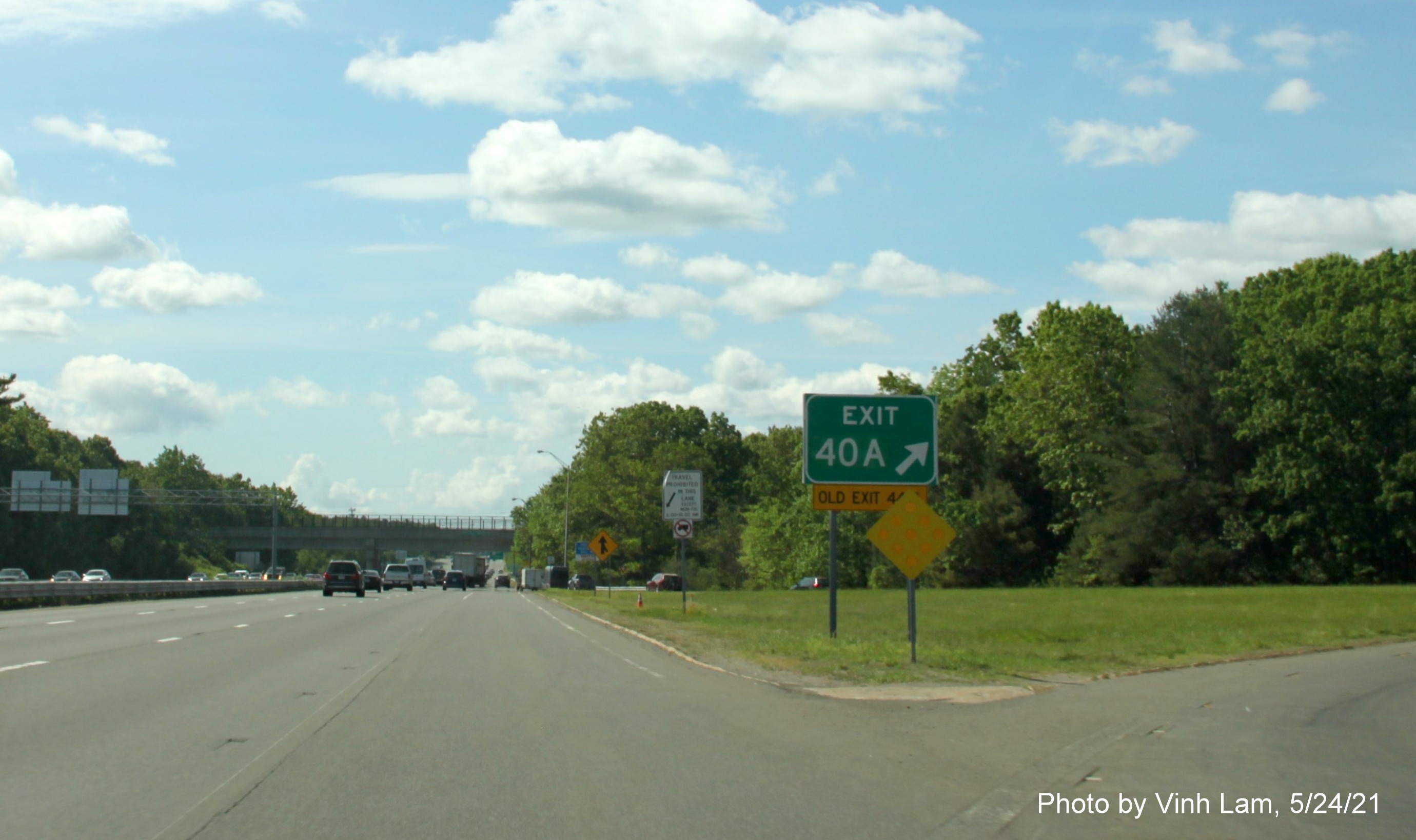 Image of gore sign for I-495 North exit with new milepost based exit number and yellow Old Exit 44 A sign attached below on I-93 South in Andover, by Vinh Lam, May 2021