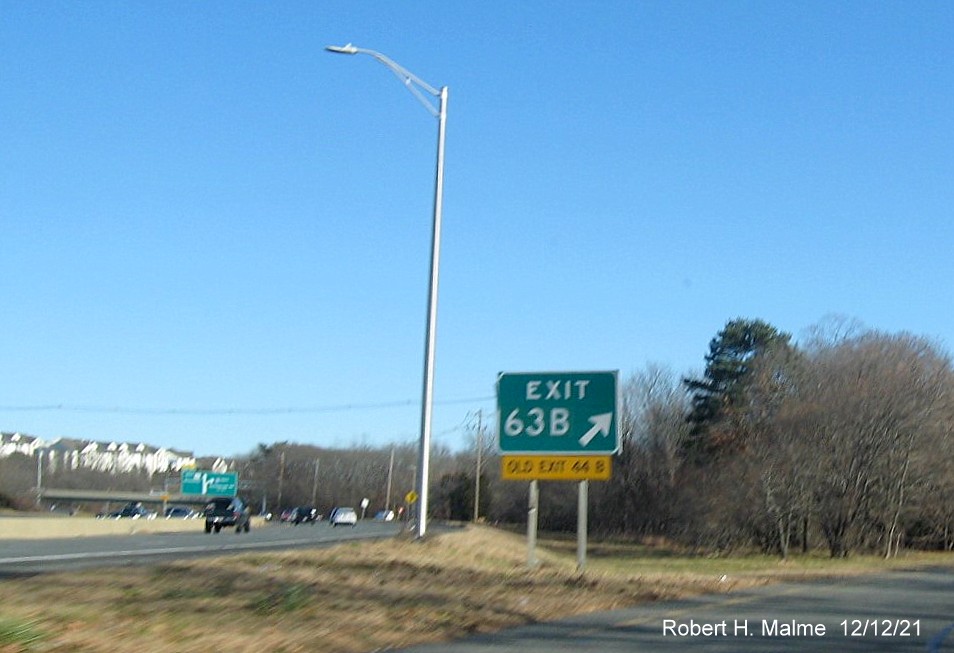 Image of gore sign at ramp to US 1 North/MA 129 East exit with new milepost based exit number and yellow Old Exit 44B sign below, December 2021