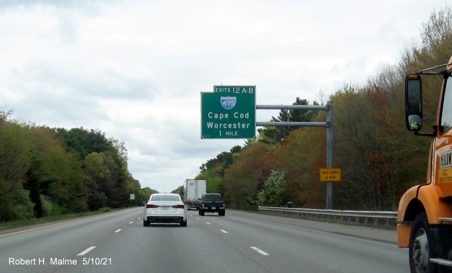 Image of 1 Mile advance overhead sign for I-495 exit with new milepost based exit number and yellow Old Exits 6 A-B advisor sign on support on I-95 North in Mansfield, May 2021