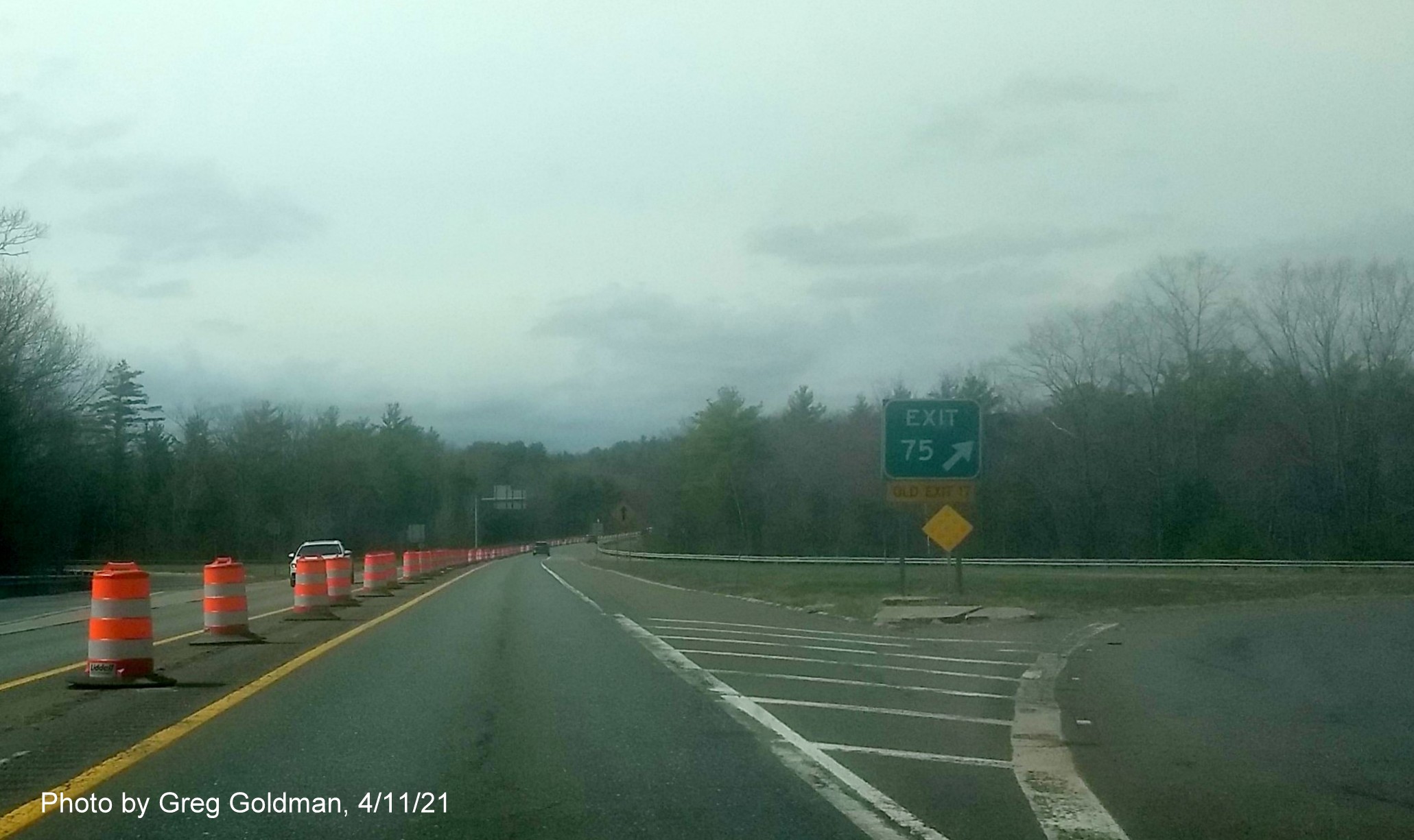 Image of gore sign for MA 32 exit with new milepost based exit number with yellow Old Exit 17 advisory sign attached below on MA 2 West in Athol, by Greg Goldman, April 2021