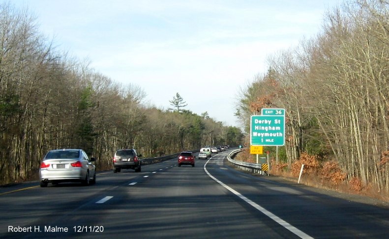 Image of 1-mile advance sign for Derby Street exit with new milepost based exit number and yellow old exit number sign on left support post on MA 3 North in Hingham, December 2020