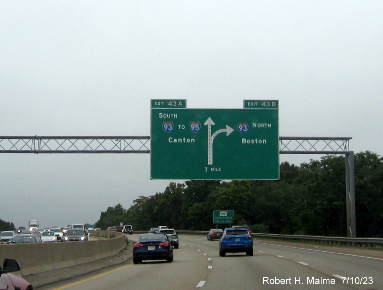 Image of 1 Mile overhead advance diagrammatic sign for I-93 exits with yellow Left Exit tab missing on MA 3 North in Braintree, July 2023