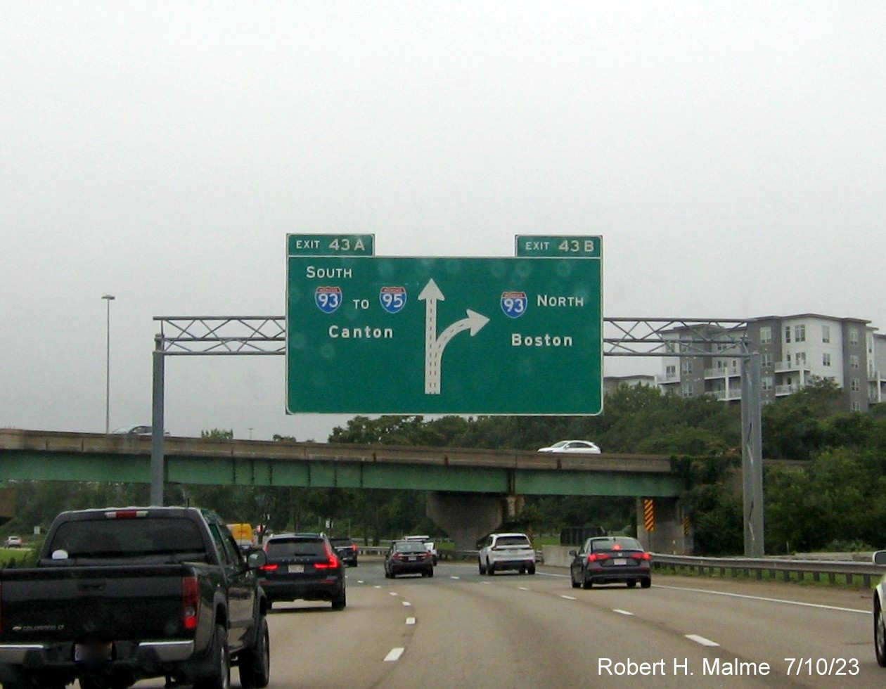 Image of 1/2 Mile overhead advance diagrammatic sign for I-93 exits with yellow Left Exit tab missing on MA 3 North in Braintree, July 2023