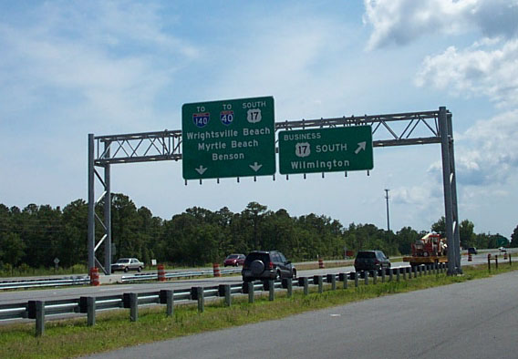 Photo of overhead signage at eastern end of US 17 Wilmington Bypass, July 2006