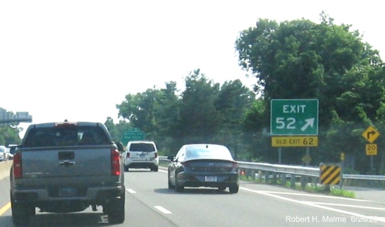 Image of gore sign for the CT 10 exit on CT 15 North/Cross Parkway in Hamden, June 2026