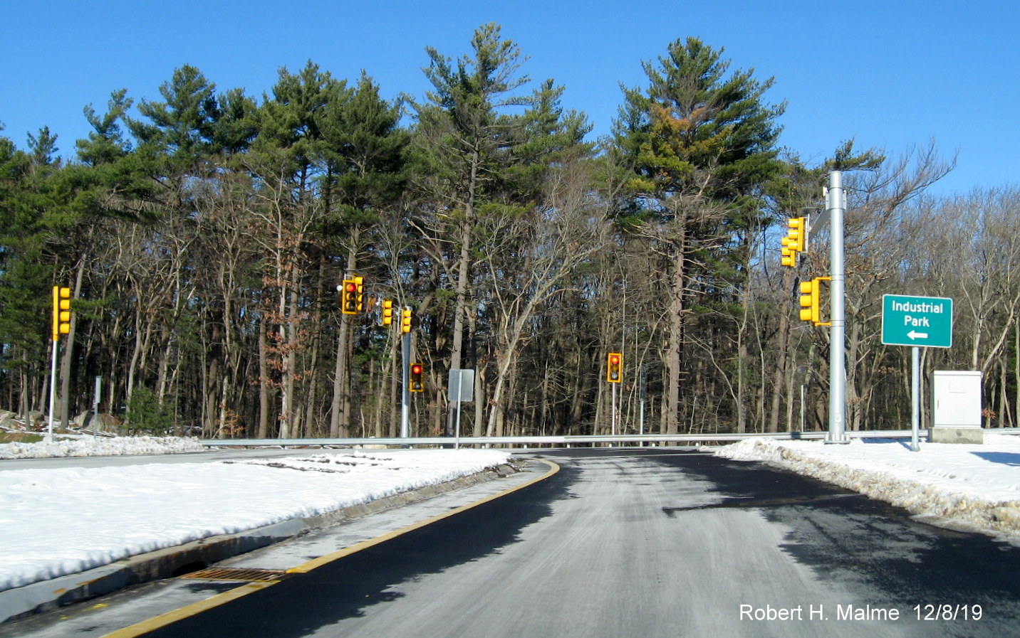 Image of activated traffic light at end of ramp from MA 3 South for traffic heading west on Derby Street