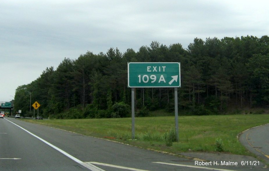 Image of gore sign for MA 125 South exit with new milepost based exit number but no yellow Old Exit 51A sign below on I-495 North in Haverhill, June 2021