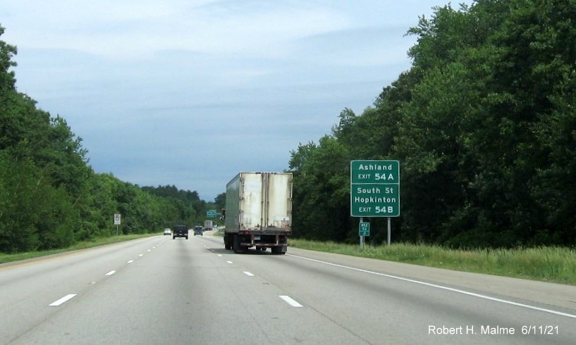 Image of auxiliary sign for West Main Street exits with new milepost based exit numbers on I-495 North in Hopkinton, June 2021
