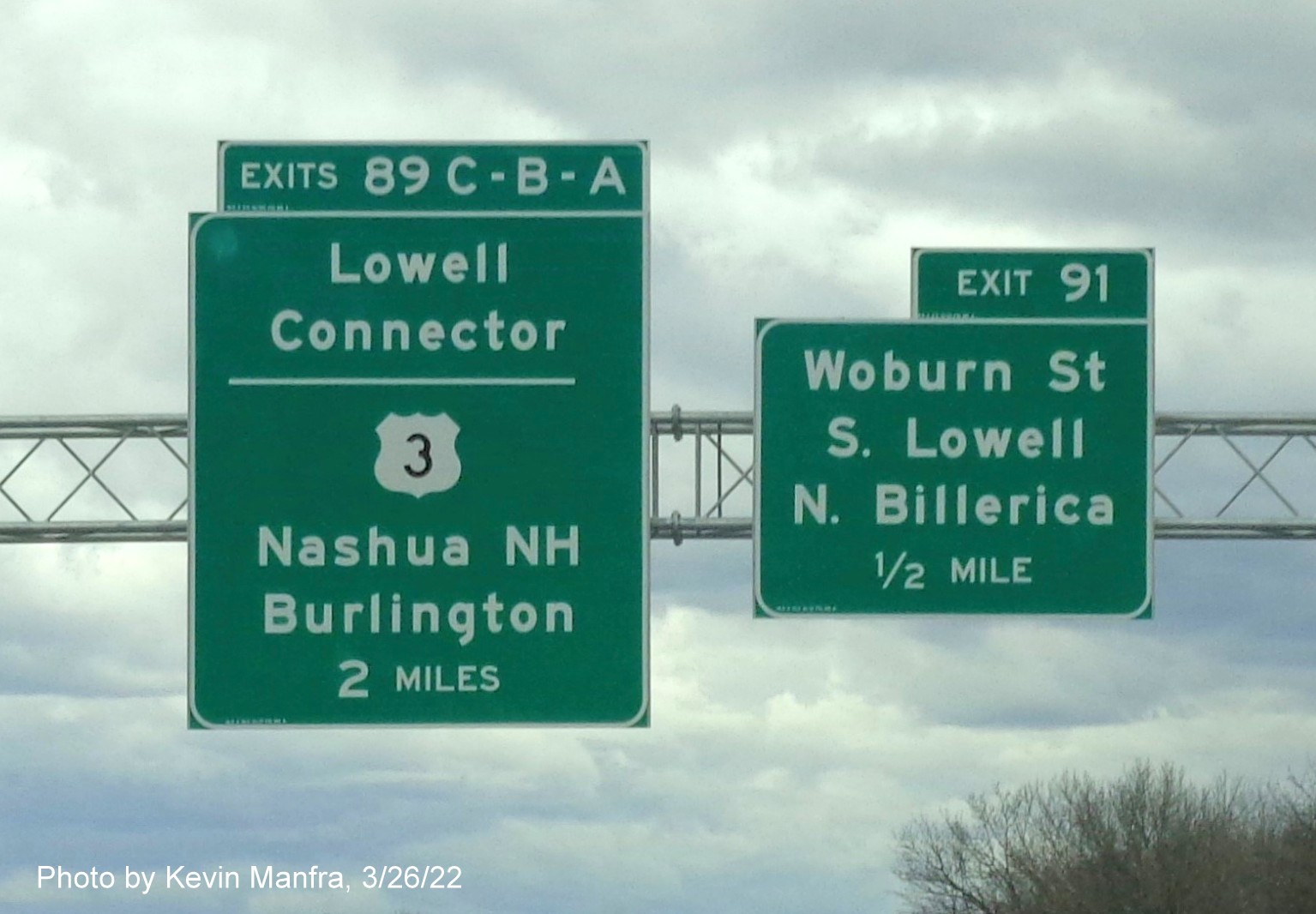 Image of recently placed new 2 miles advance overhead sign for Lowell Connector/US 3 exits and 1/2 mile advance
         for Woburn Street on I-495 South in Chelmsford, by Kevin Manfra, March 2022