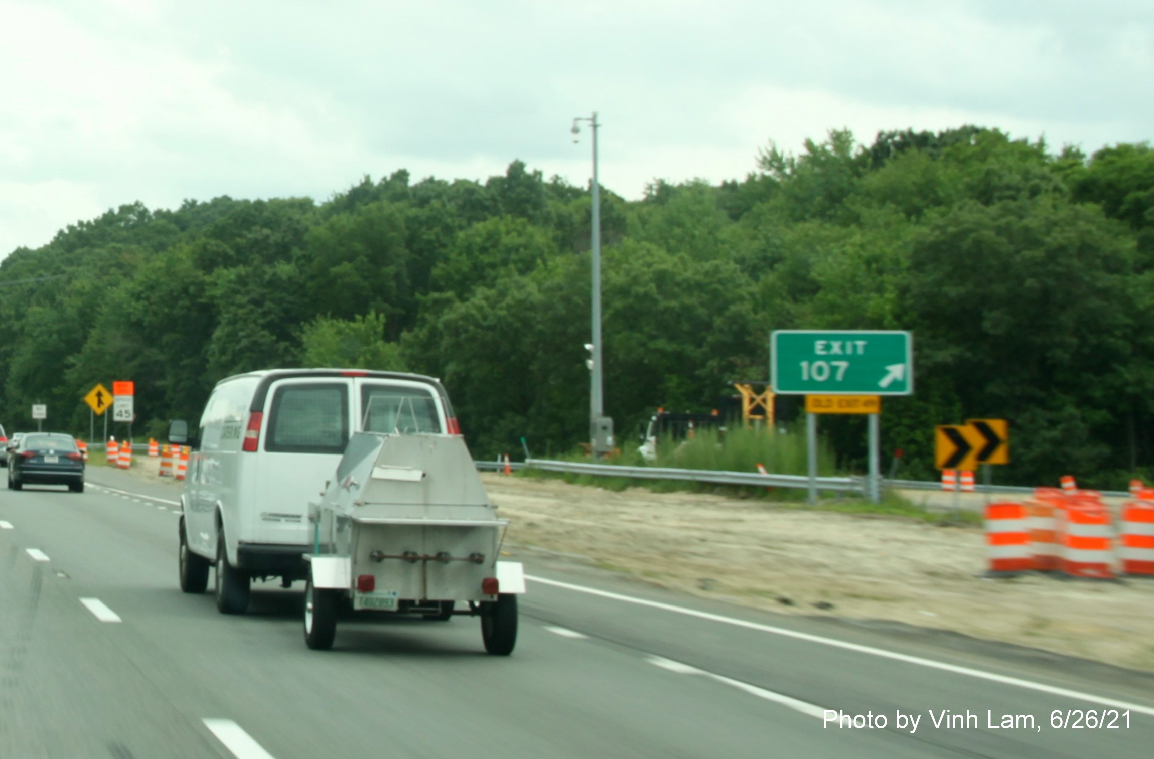 Image of gore sign on C/D lanes for MA 110/113 exit with new milepost based exit number as seen from I-495 South in Haverhill, photo by Vinh Lam, June 2021