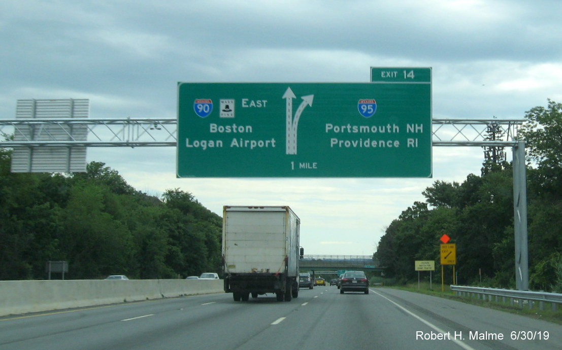 Image of newly placed 1-Mile Advance overhead diagrammatic sign for I-95 exit on I-90/Mass Pike
East in Weston