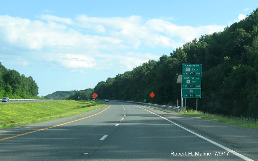 Image of activated Real Time Traffic sign on I-91 South in Deerfield