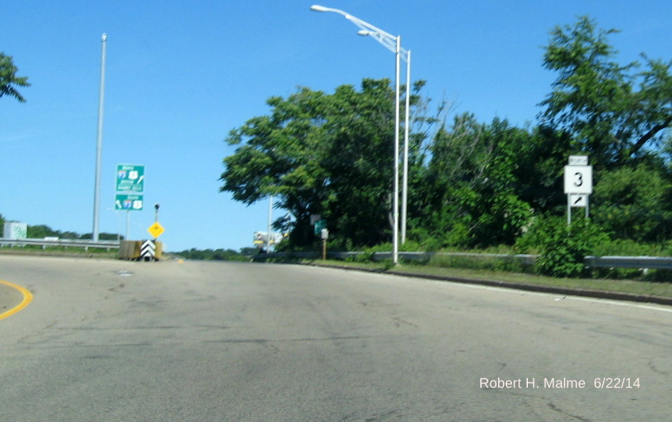 Image of new MA 3 North trailblazer with previously installed I-93/US 1 North guide sign on Furnace Brook Pkwy in Quincy