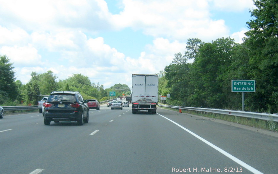 Photo of newly installed town line sign on I-93/US 1 South