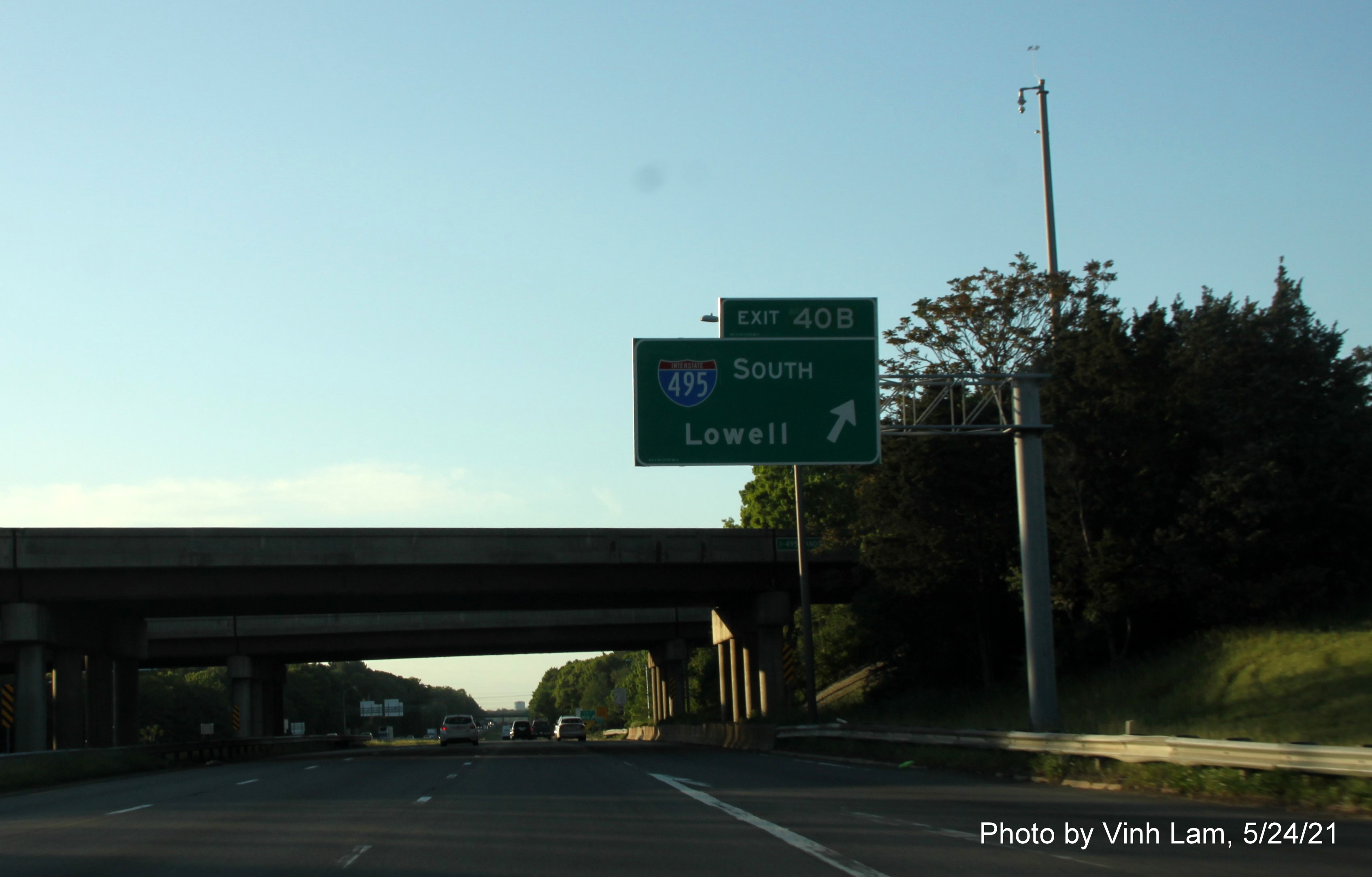 Image of gore sign for I-495 South exit with new milepost based exit number and yellow Old Exits 44 A sign attached below on I-93 North in Andover, by Vinh Lam, May 2021