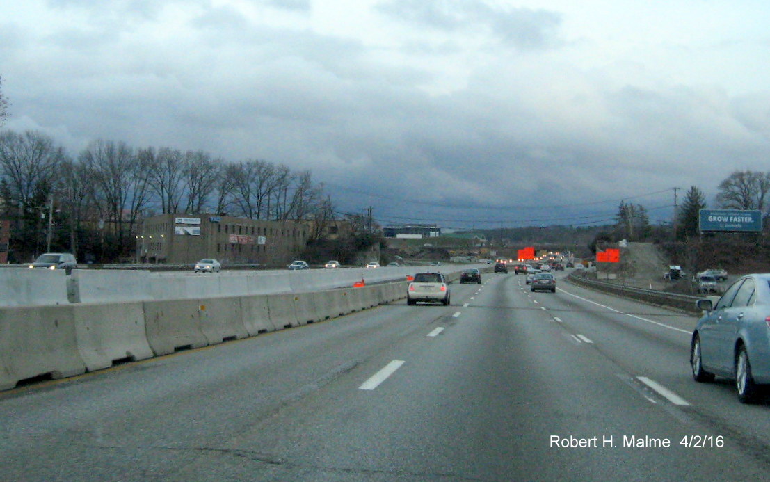 Image of center media construction approaching Highland Ave. on I-95 South in Needham