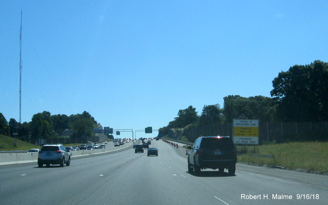 Image of open fourth lane of traffic at former lane drop at the exit to MA 9 East on I-95 South in Wellesley