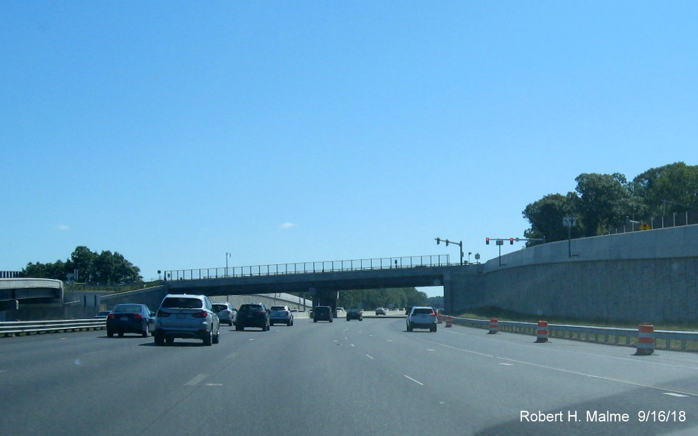 Image of traffic on I-95 South using 4 travel lanes approaching Kendrick St bridge in Needham