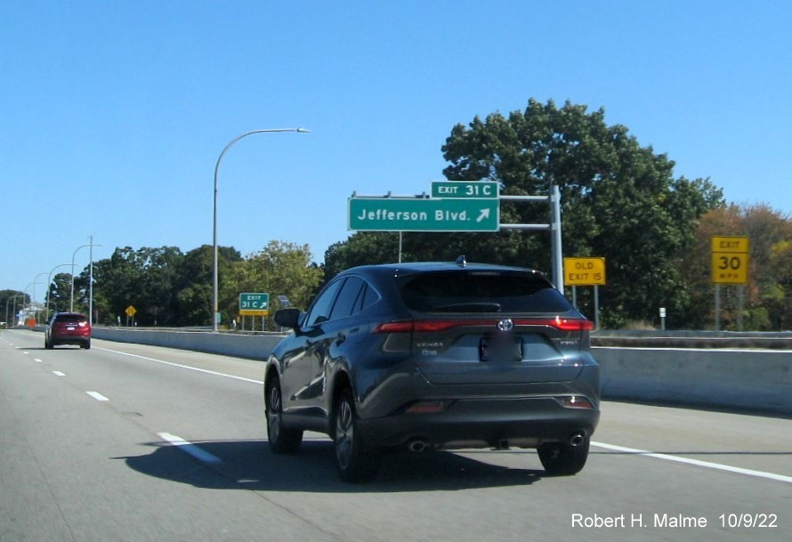 Image of 1 mile advance sign for Jefferson Blvd. and RI 37 exits with new milepost based exit numbers and yellow Old Exits 14-15 sign on gantry arm on I-95 North in Warwick, October 2022