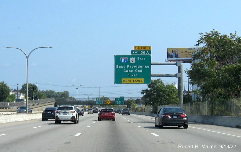 Image of 1 mile advance overhead sign for I-195/US 6 East exit with new milepost based exit number and yellow Old Exit 19 sign on top of exit tab on I-95 North in Providence, September 2022