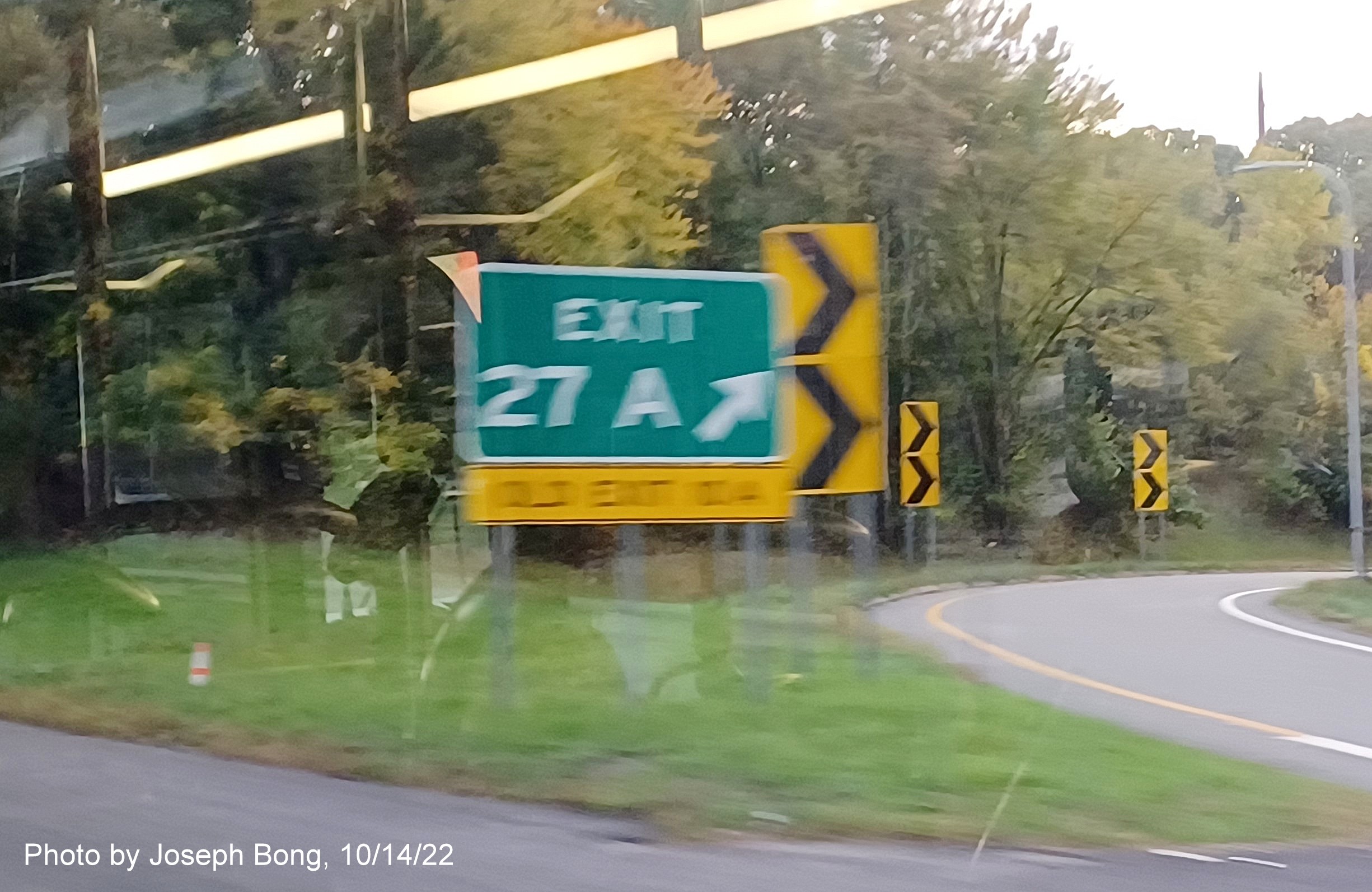 Image of bridge mounted 1/2 mile advance sign for RI 117 exit with new milepost based exit number on I-95 North in Warwick, photo by Joseph Bong, October 2022