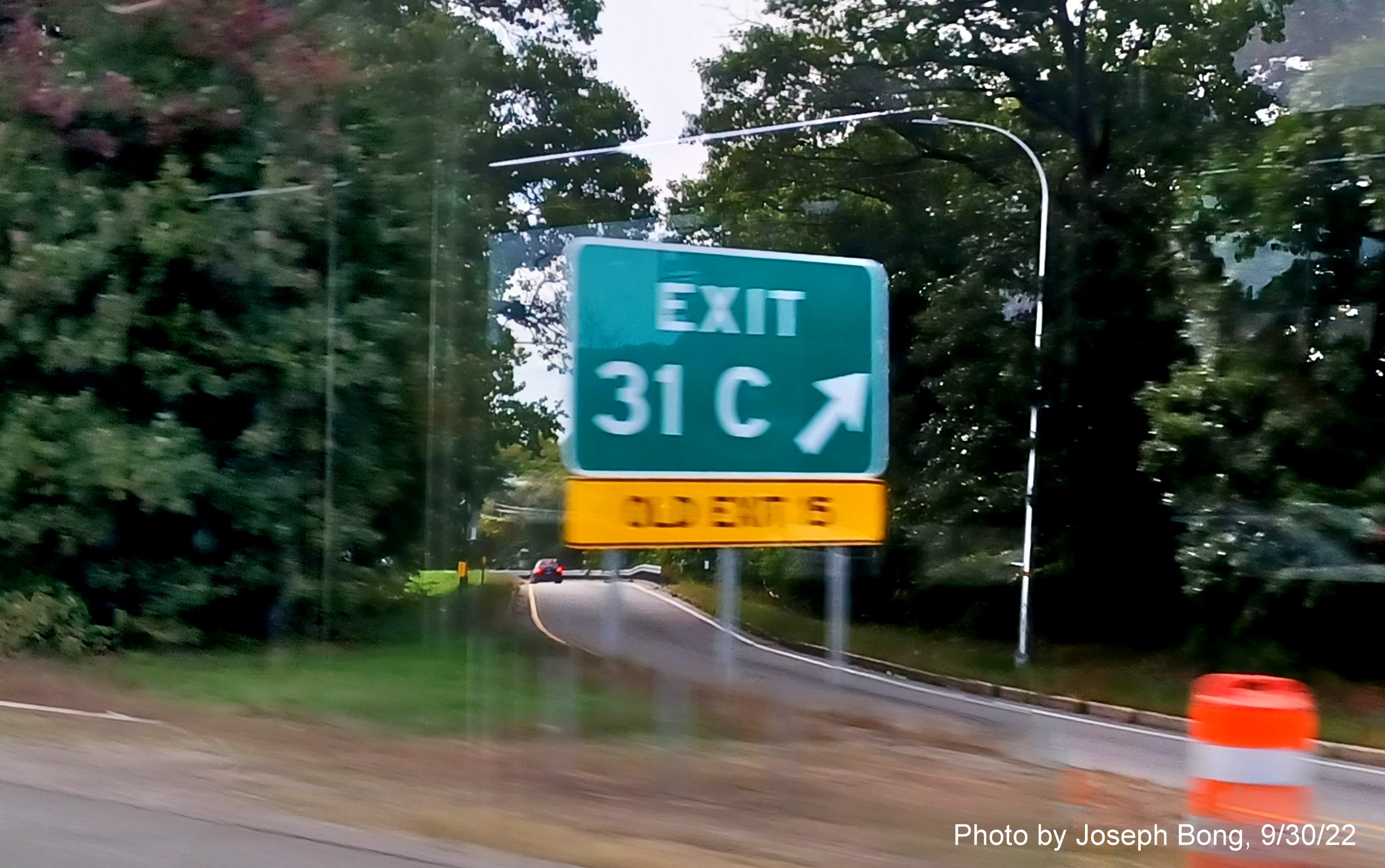 Gore sign for Jefferson Blvd. exit with new milepost based exit number and yellow Old Exit 15 sign below on I-95 South in Cranston, photo by Joseph Bong, September 2022