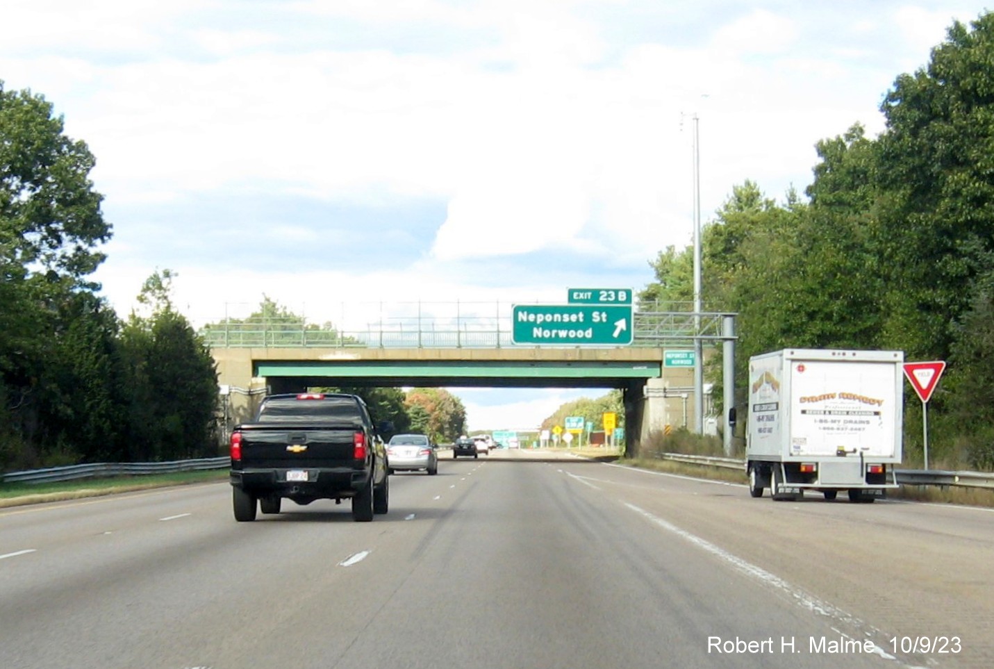 Image of overhead ramp sign for Neponset Street west exit with old sign removed from bridge on I-95 North in Norwood, October 2023
