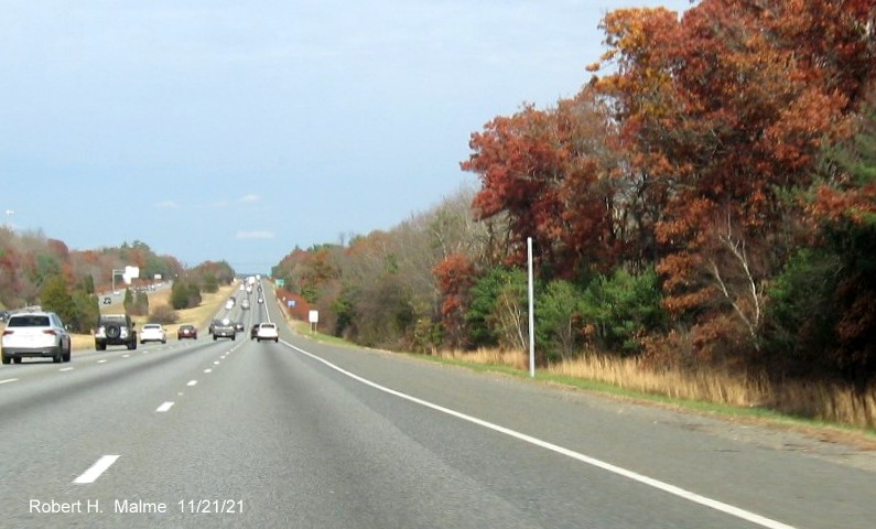 Recently placed sign posts prior to MA 123 exit on I-95 North in Attleboro, November 2021
