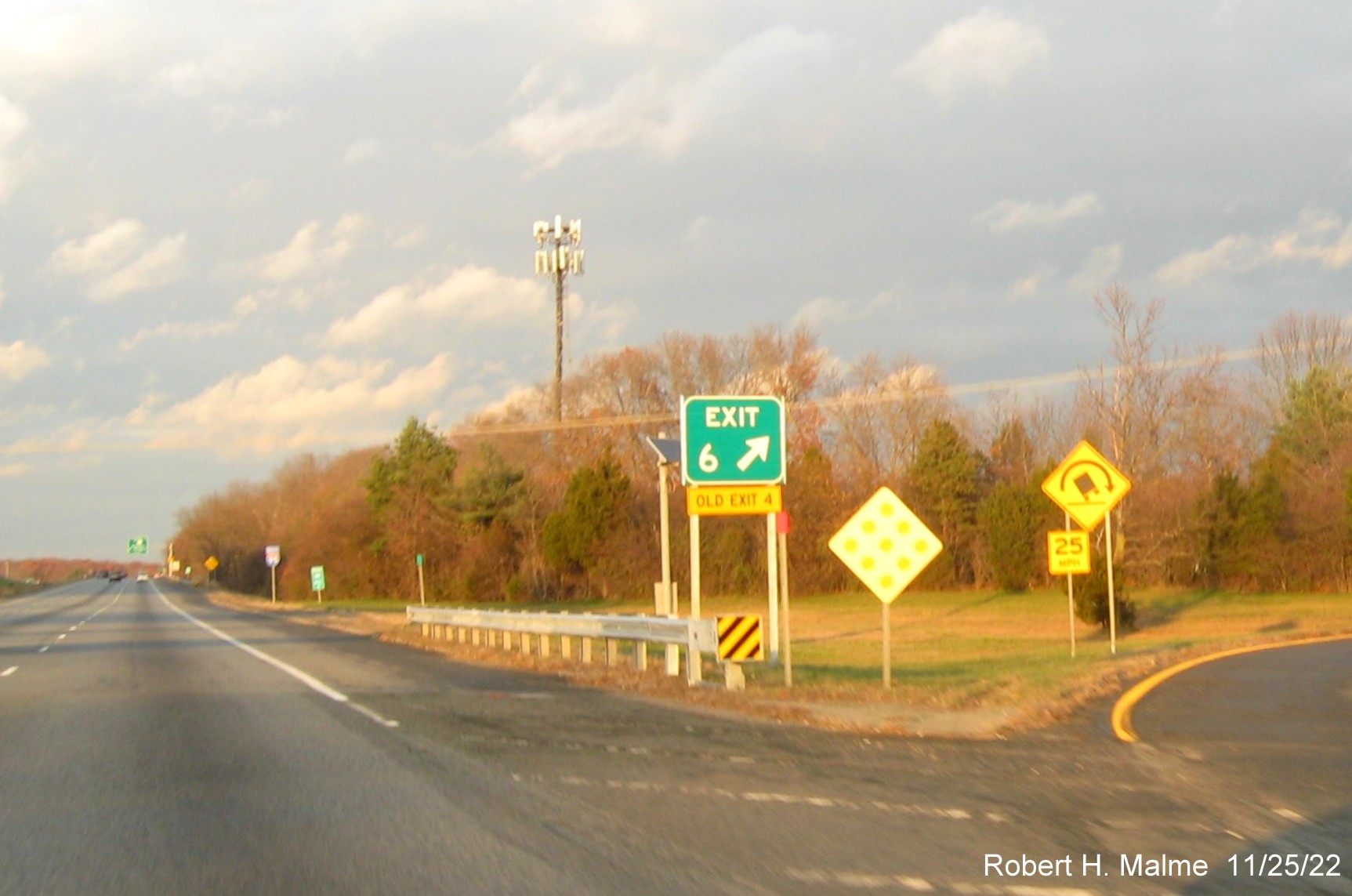Image of new gore sign installed for the I-295 South exit on I-95 North in Attleboro, November 2022